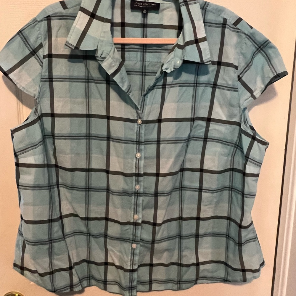 Size 3X Jones NewYork 100% cotton shirt. Cap sleeves blue and black plaid